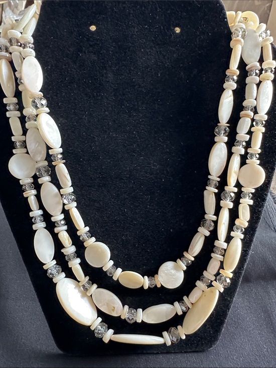 Jewelry - Mother of pearl EUC 3 stand necklace w/ clear acrylic accent beads